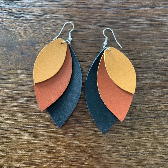 Leather dangle earrings - Picture 2 of 3